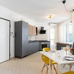 Guesthost - Modern With Balcony!