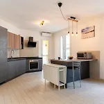Guesthost - Modern With Balcony! *