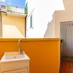 Guesthost - Modern With Balcony!