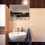 Guesthost - Modern With Balcony! Lägenhet *
