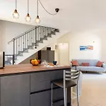 Lägenhet Guesthost - Modern With Balcony! *