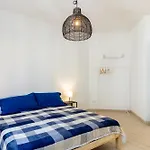 Guesthost - Modern With Balcony! *