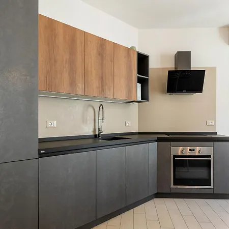 Guesthost - Modern With Balcony! Livorno