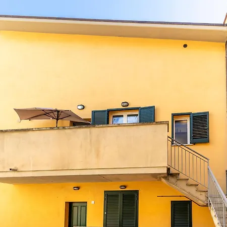 Guesthost - Modern With Balcony! *