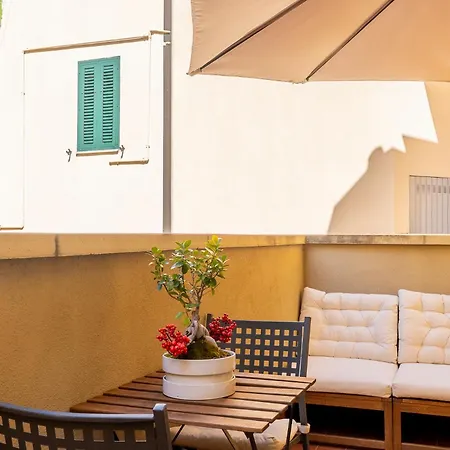 Guesthost - Modern With Balcony! * Livorno